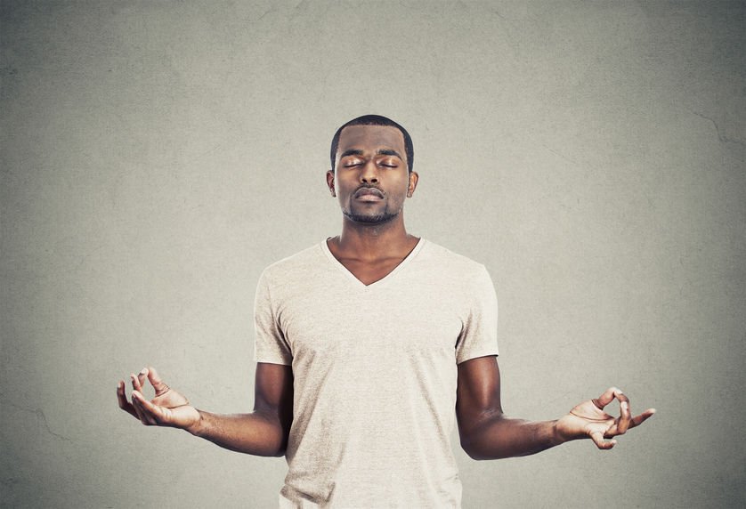 Stress abbauen: Mann in meditativer Haltung