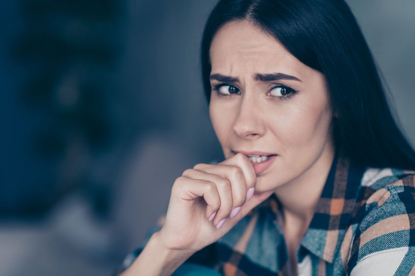 Frau mit schuldbewusstem Gesichtsausdruck.