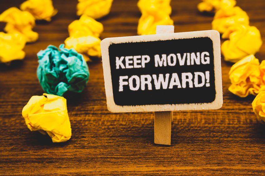 Schild mit der Aufschrift "Keep moving forward"